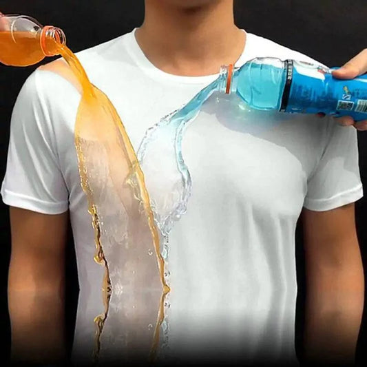 Weißes T-Shirt wird mit Fanta und Wasser begoßen